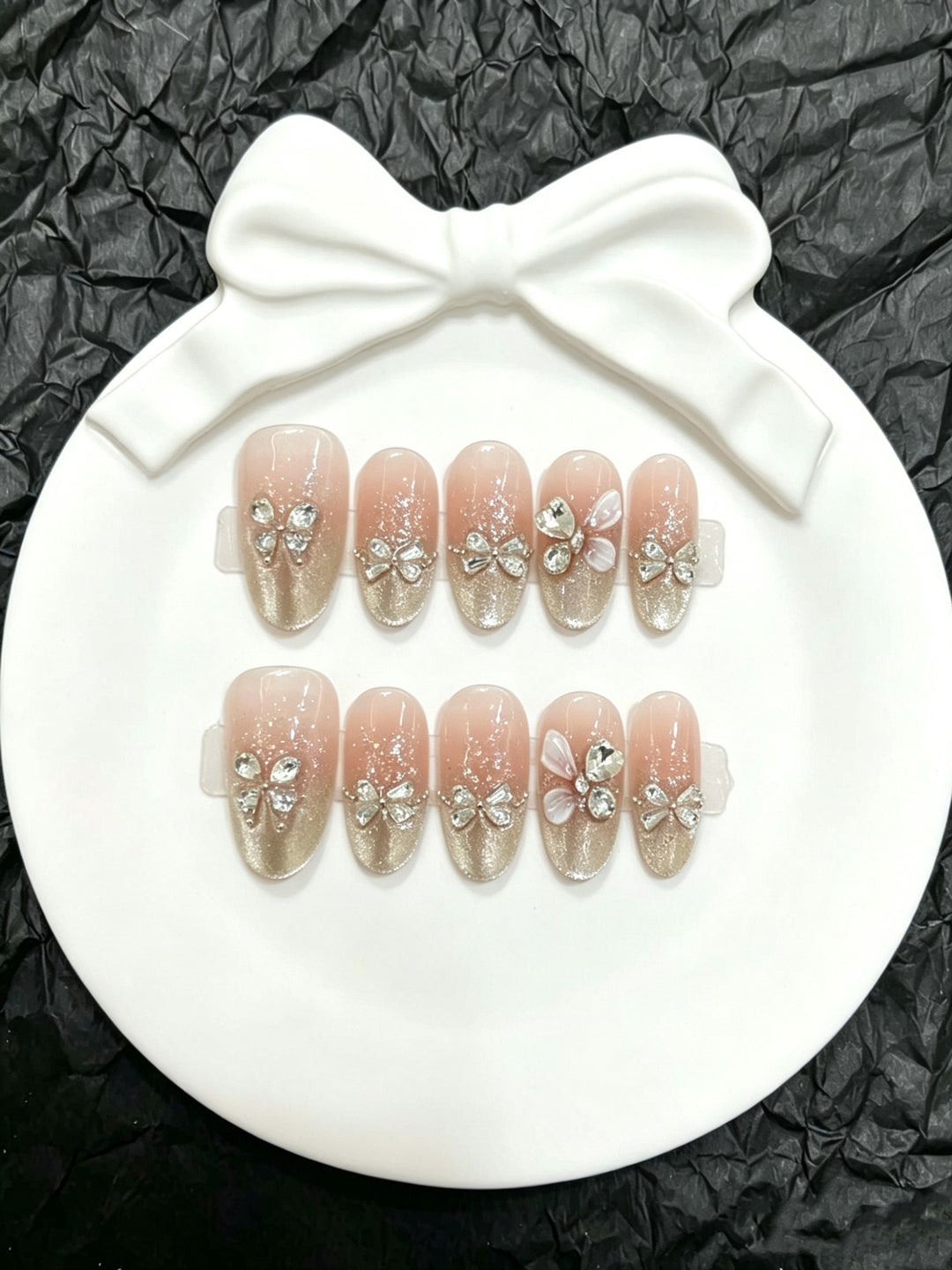 Dekoratives Press-On Nagelkunst-Set mit Rhinestone-Bow-Akzenten