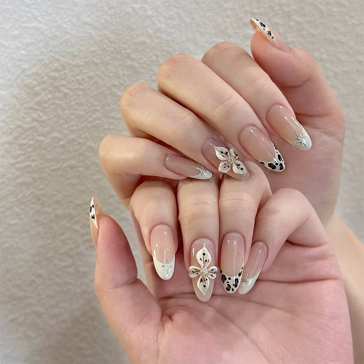 Kunstvolles Nagelset mit floralen Akzenten Karnz