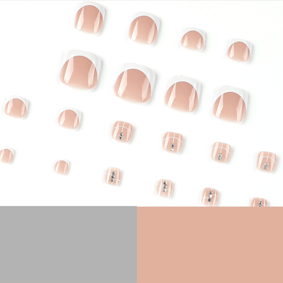 Kunstvolle Fußnagelgestaltung mit elegantem Design und Strassverzierungen Karnz