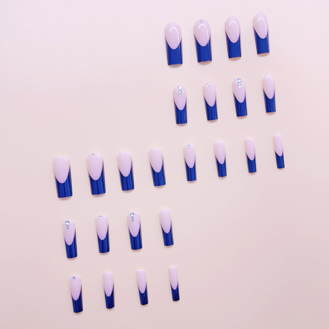 Kunstnagelset mit modernem Glamour und luxuriösen 3D-Akzenten Karnz