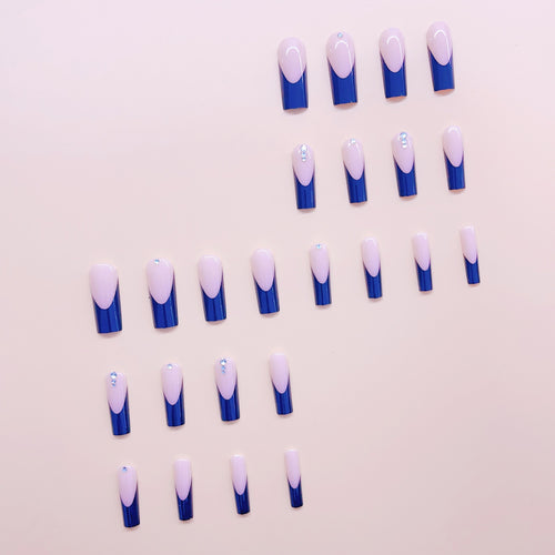 Kunstnagelset mit modernem Glamour und luxuriösen 3D-Akzenten Karnz