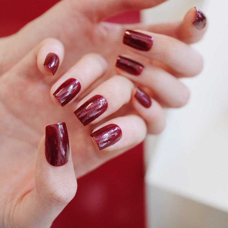 Kunstnägel mit intensivem Glanz und Glitzerakzenten Karnz