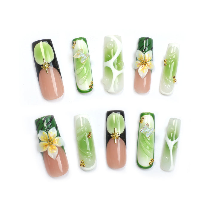 Kreatives Kunstnagelset mit eleganten floralen Verzierungen Karnz