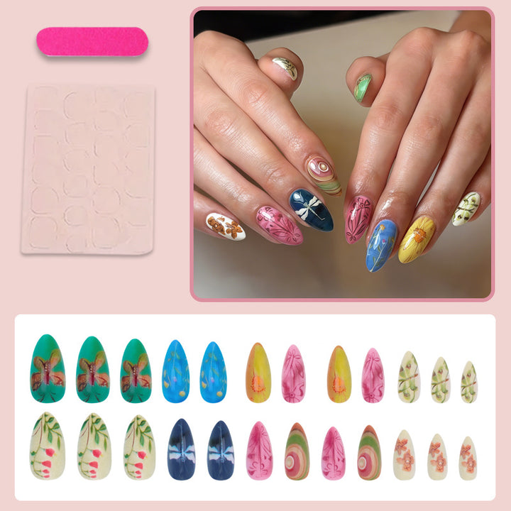 Kunstnagelset mit kreativen Handgemalten Designs und eleganten Details Karnz