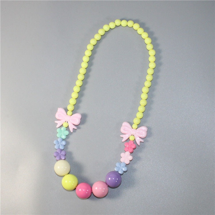 Bunte Perlenkette mit Floralen Elementen Karnz