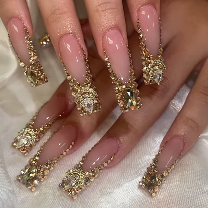 Glamouröses Kunstnagelset mit funkelnden Strass- und Kreuzverzierungen Karnz
