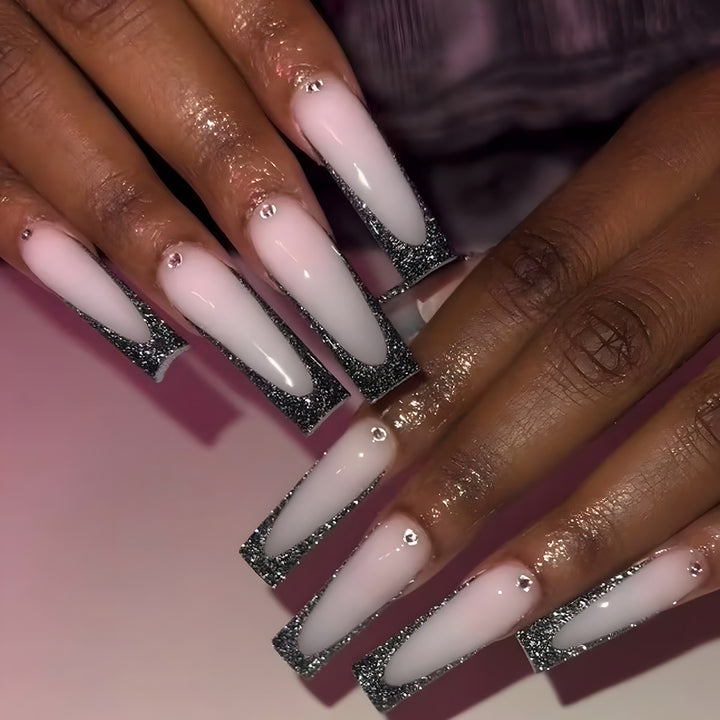 Elegante Stiletto Press-On Nägel mit glitzernden Spitzen Karnz