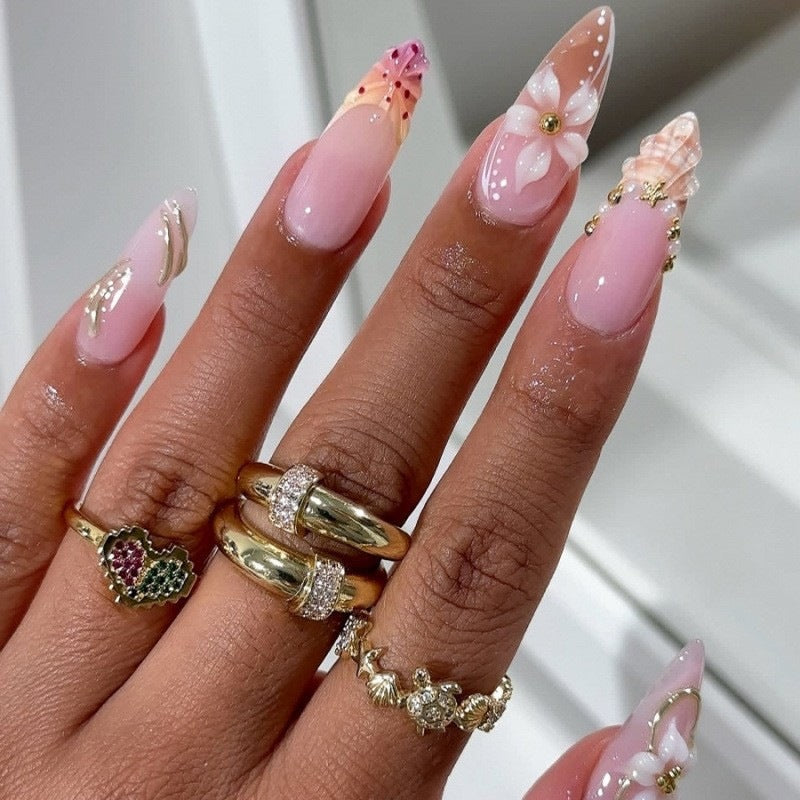 Kunstnagelset mit luxuriösen 3D-Blüten und edlen Akzenten Karnz