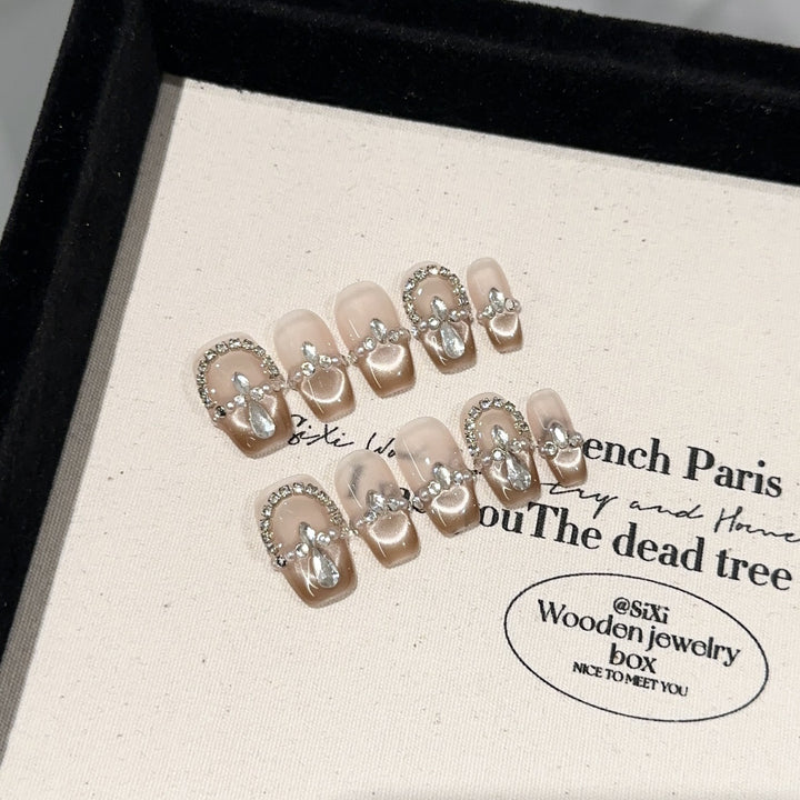 Elegantes dekoratives Press-On-Nagelset mit Kristallakzenten
