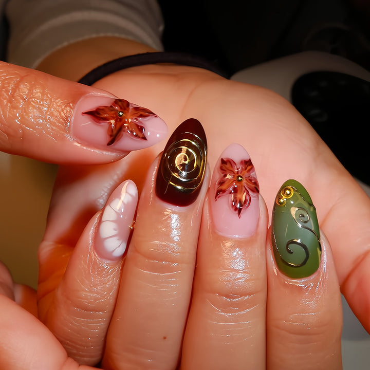 Kunstfingernägel mit Elegantem Floral-Design und Edlen Akzenten Karnz