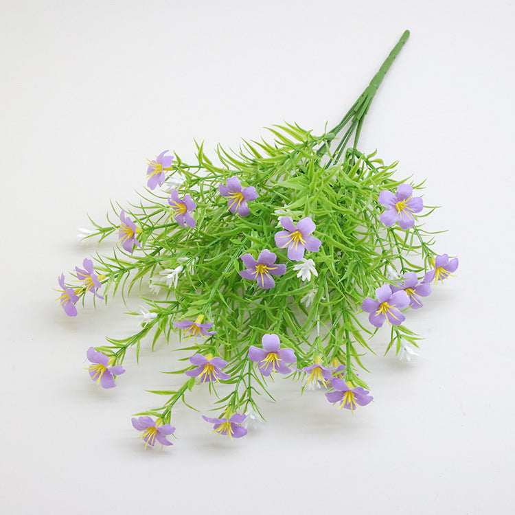 Lebensechter künstlicher Blumenstrauß