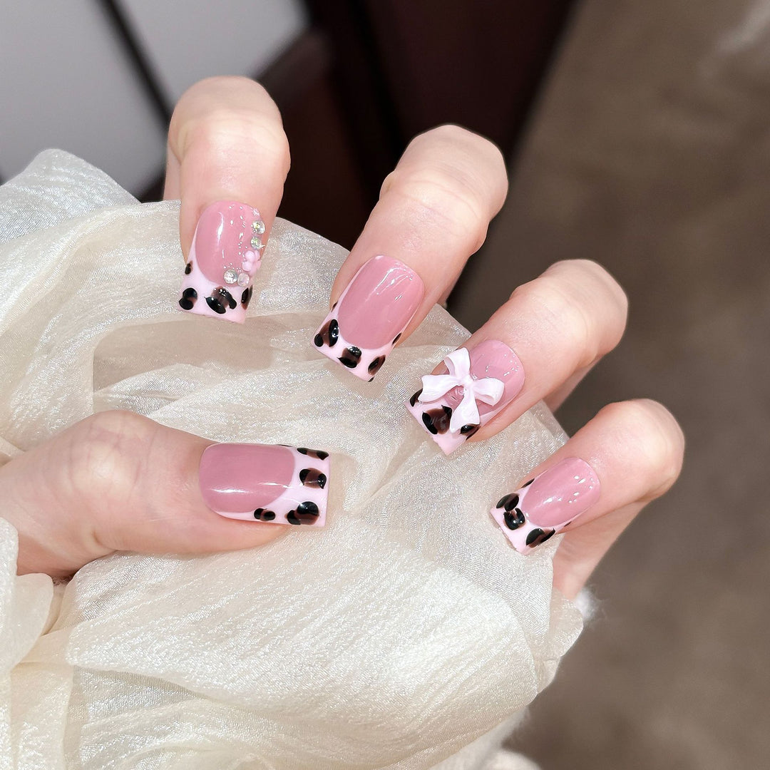 Dekorativer Press-On-Nagelset mit einzigartigen Schleifen- und Juwelenakzenten