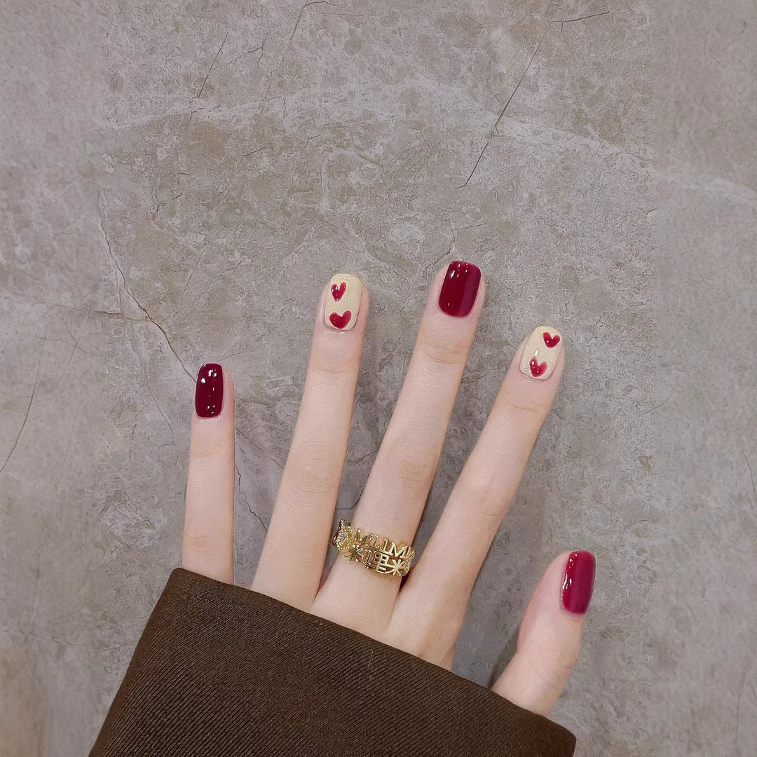Künstlerisches Herzdesign Nagelkunst