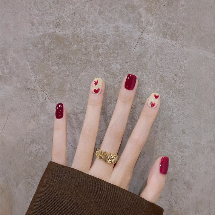 Künstlerisches Herzdesign Nagelkunst