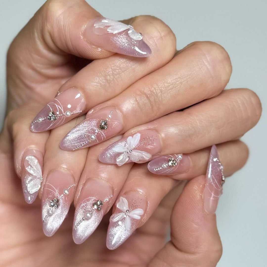 Kunstvolle Nagelverlängerungen mit zarten Blumenmotiven Karnz