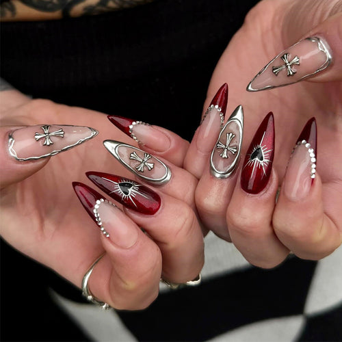Künstlerisches Stiletto Press-On Nagelset mit dekorativen Elementen Karnz
