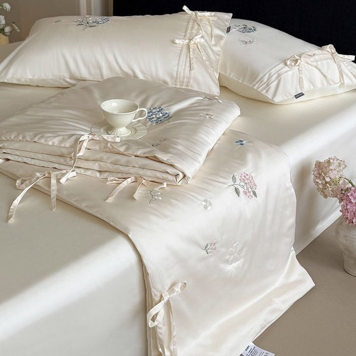 Besticktes Satin-Bettüberwurf-Set mit Bindebändern und seidig-glänzender Oberfläche