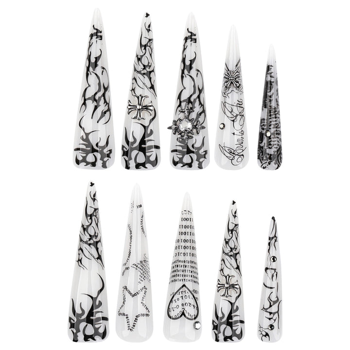 Kunstvolle Stiletto-Nägel mit Gothic-Muster und Verzierungen Karnz