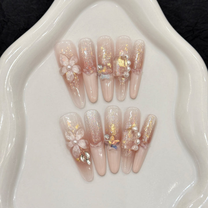Dekorativer Press-On Nagelset mit glamourösen Perlen- und Glitzerakzenten