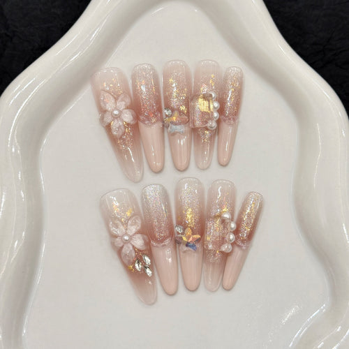 Dekorativer Press-On Nagelset mit glamourösen Perlen- und Glitzerakzenten