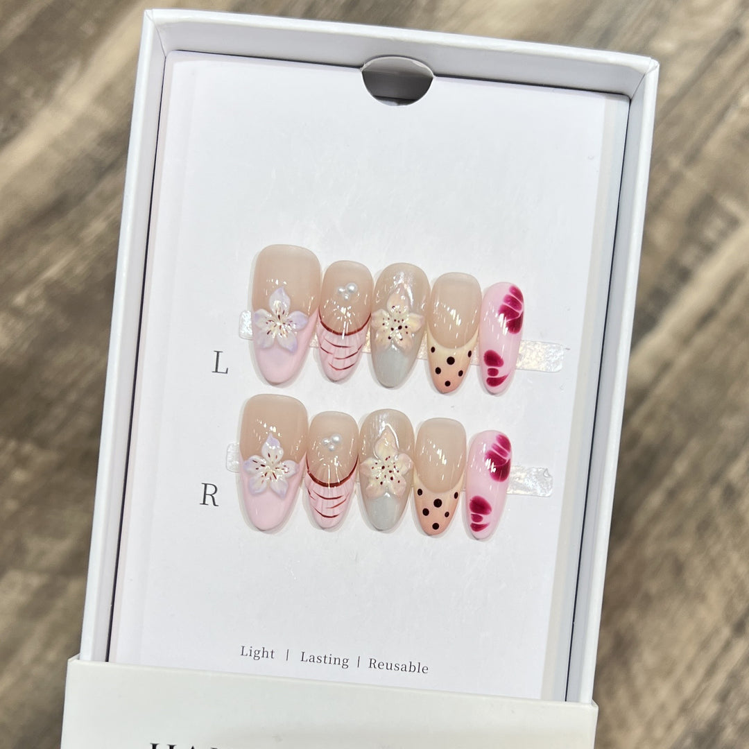 Blumen- und Punkte-Press-On-Nagelset Karnz