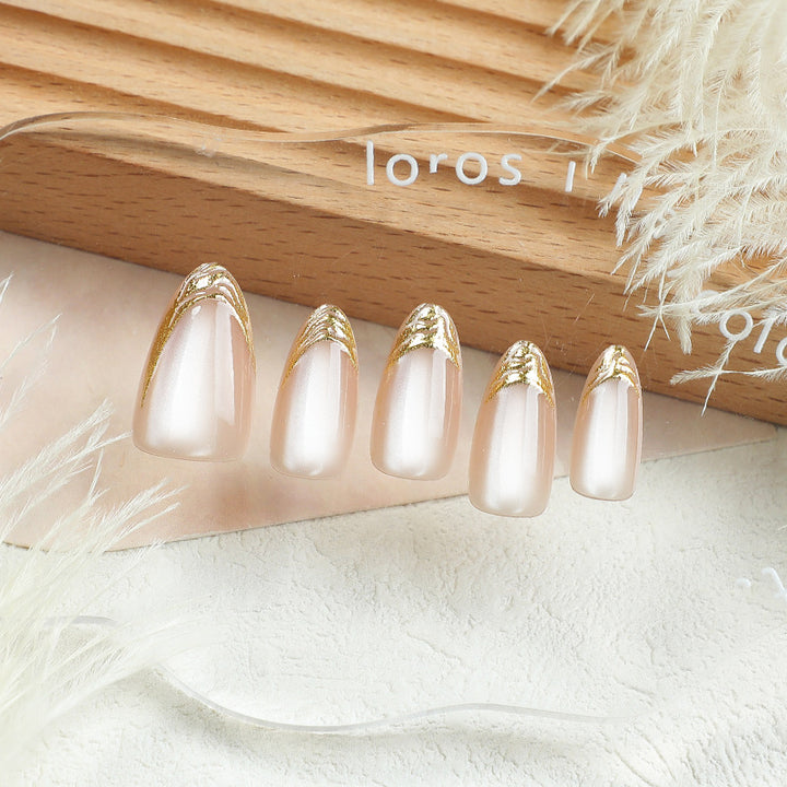Elegantes Press-On-Nagelset mit goldener Akzent