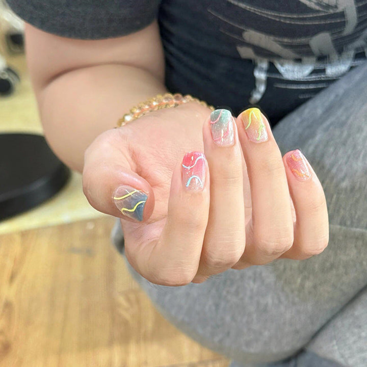 Kunstnägel mit Farbenfrohem Design Karnz