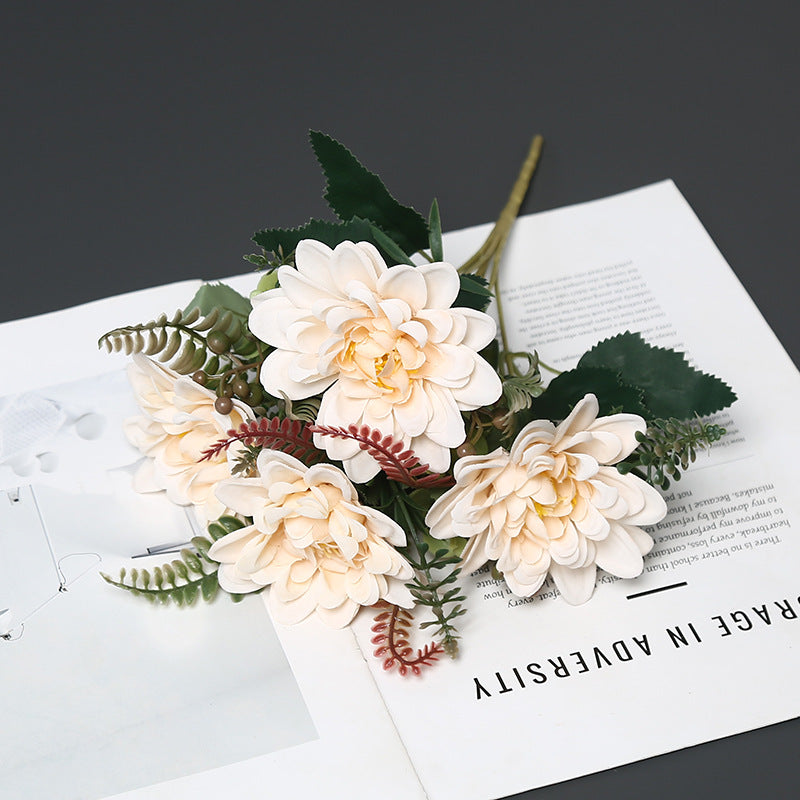 Dekorative Blumenarrangement für die Innendekoration