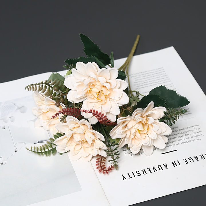 Dekorative Blumenarrangement für die Innendekoration