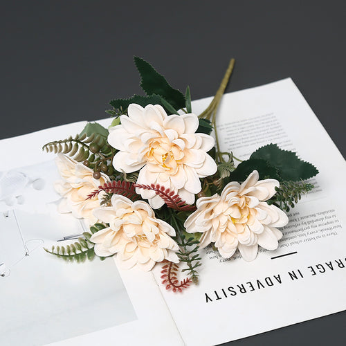 Dekorative Blumenarrangement für die Innendekoration