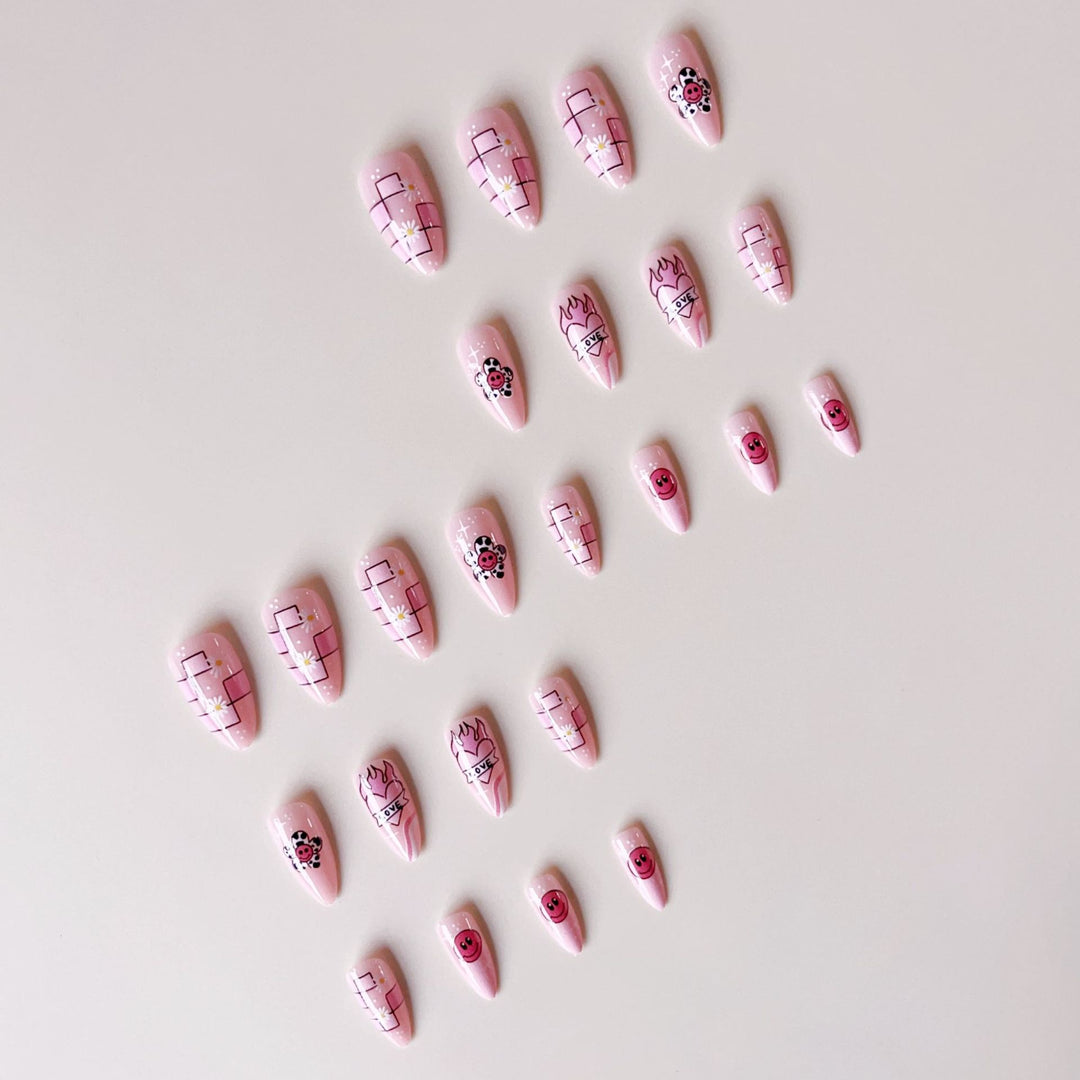 Kreatives Kunstnagelset mit verspieltem Design und bunten Akzenten Karnz