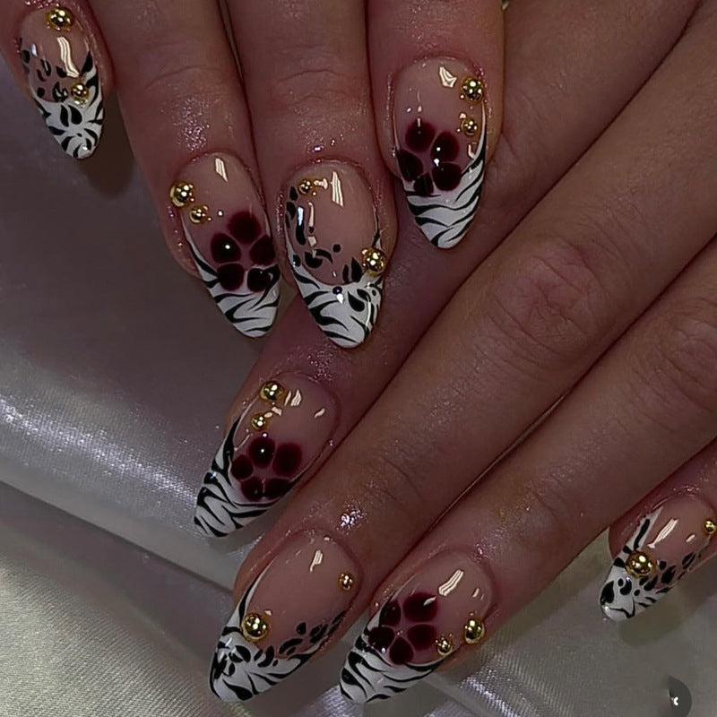 Kunstnagelset mit Blumen- und geometrischem Design Karnz