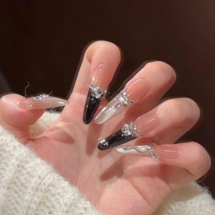 Künstlerische Stiletto Press-On Nagelkunst mit schimmernden Akzenten Karnz