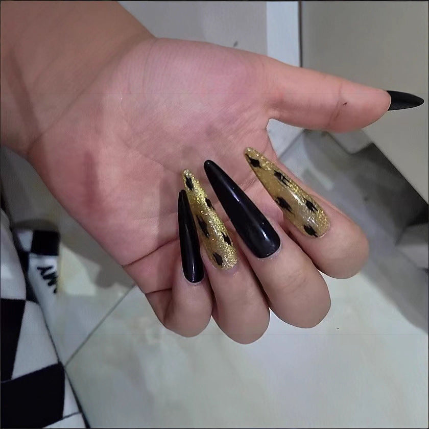Elegante Stiletto Press-On Nägel mit Goldakzent