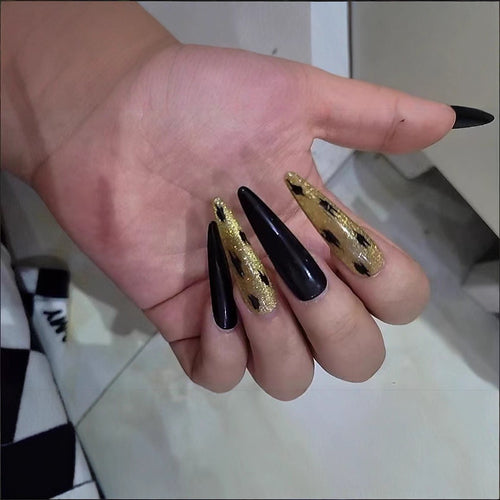 Elegante Stiletto Press-On Nägel mit Goldakzent