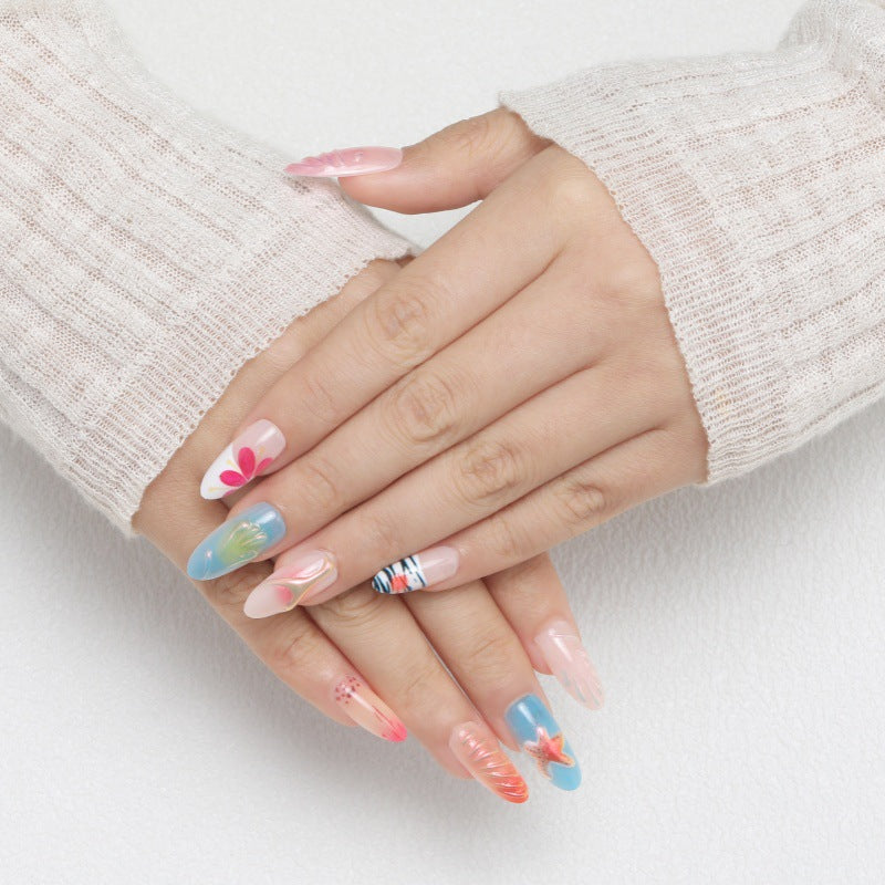 Kunstvolle Nagelspitzen mit maritimen Motiven Karnz
