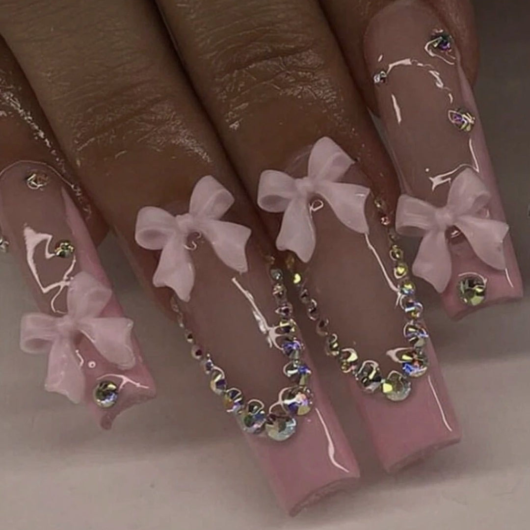 Kunstnagelset mit filigranen Bogenverzierungen und Strassdetails Karnz
