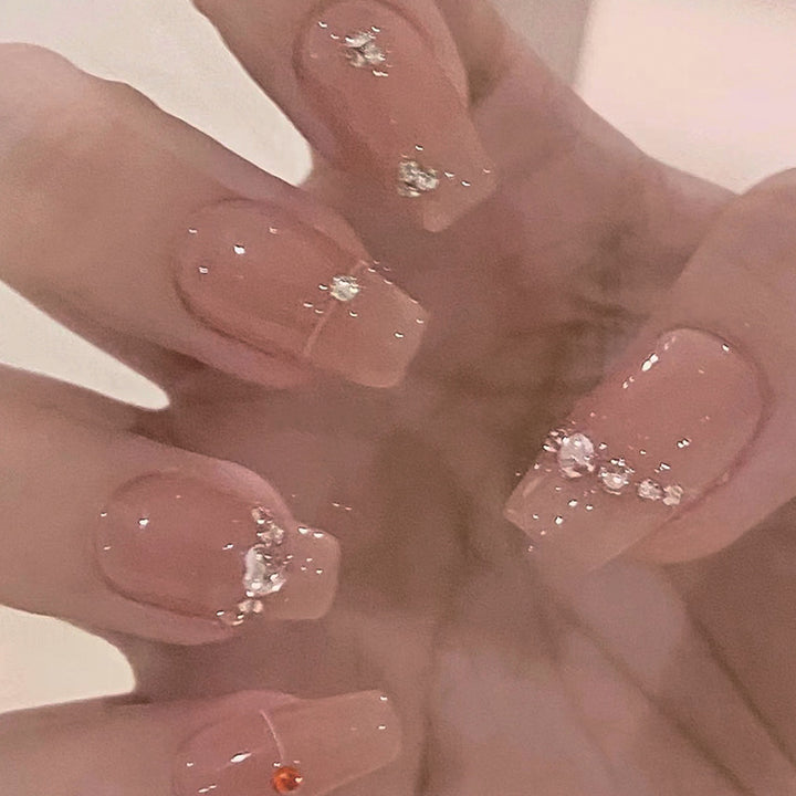 Glamouröse Nagelkunst mit Strass-Besatz Karnz