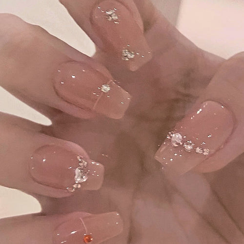 Glamouröse Nagelkunst mit Strass-Besatz Karnz
