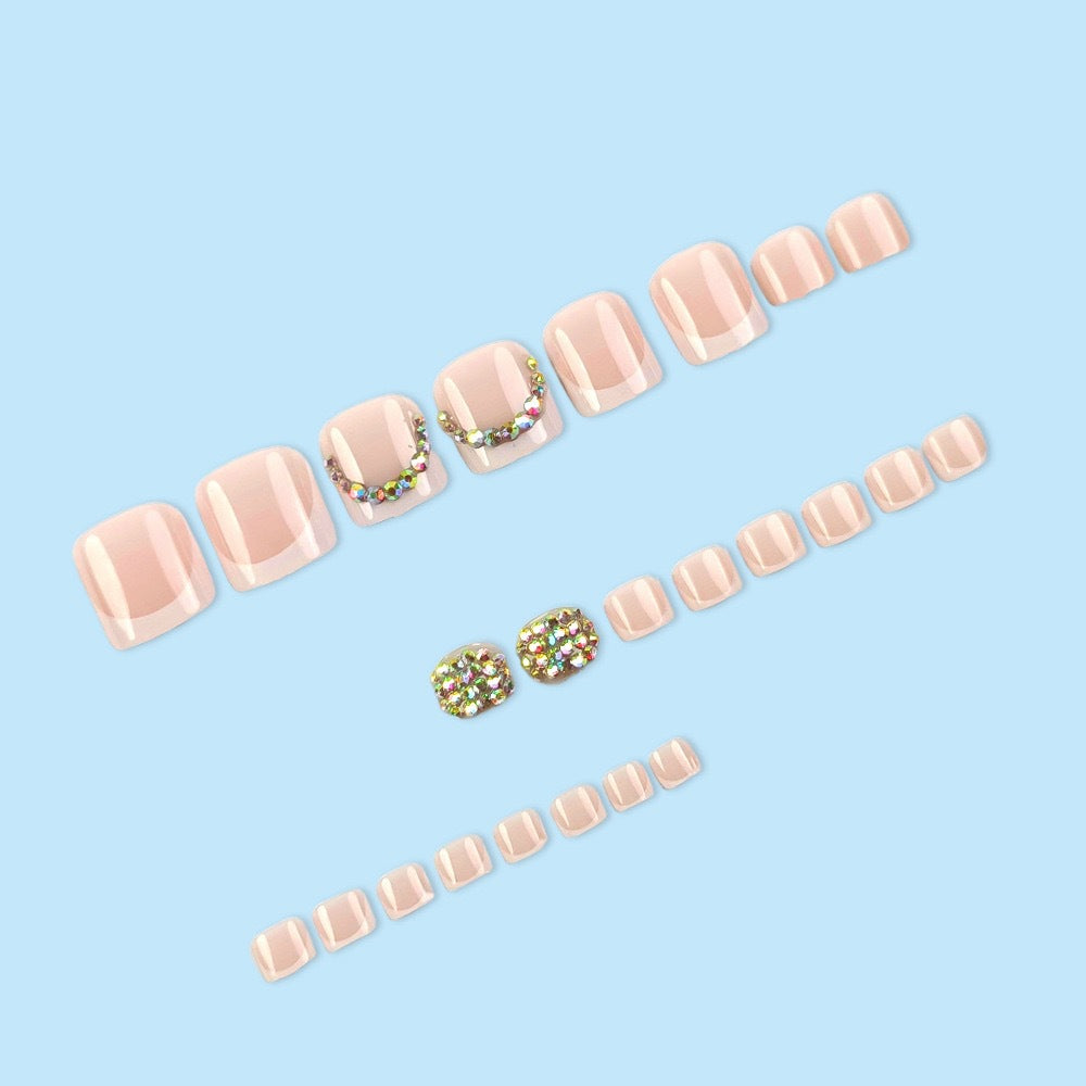 Elegante Fußnagelkunst mit Glitzerverzierungen Karnz