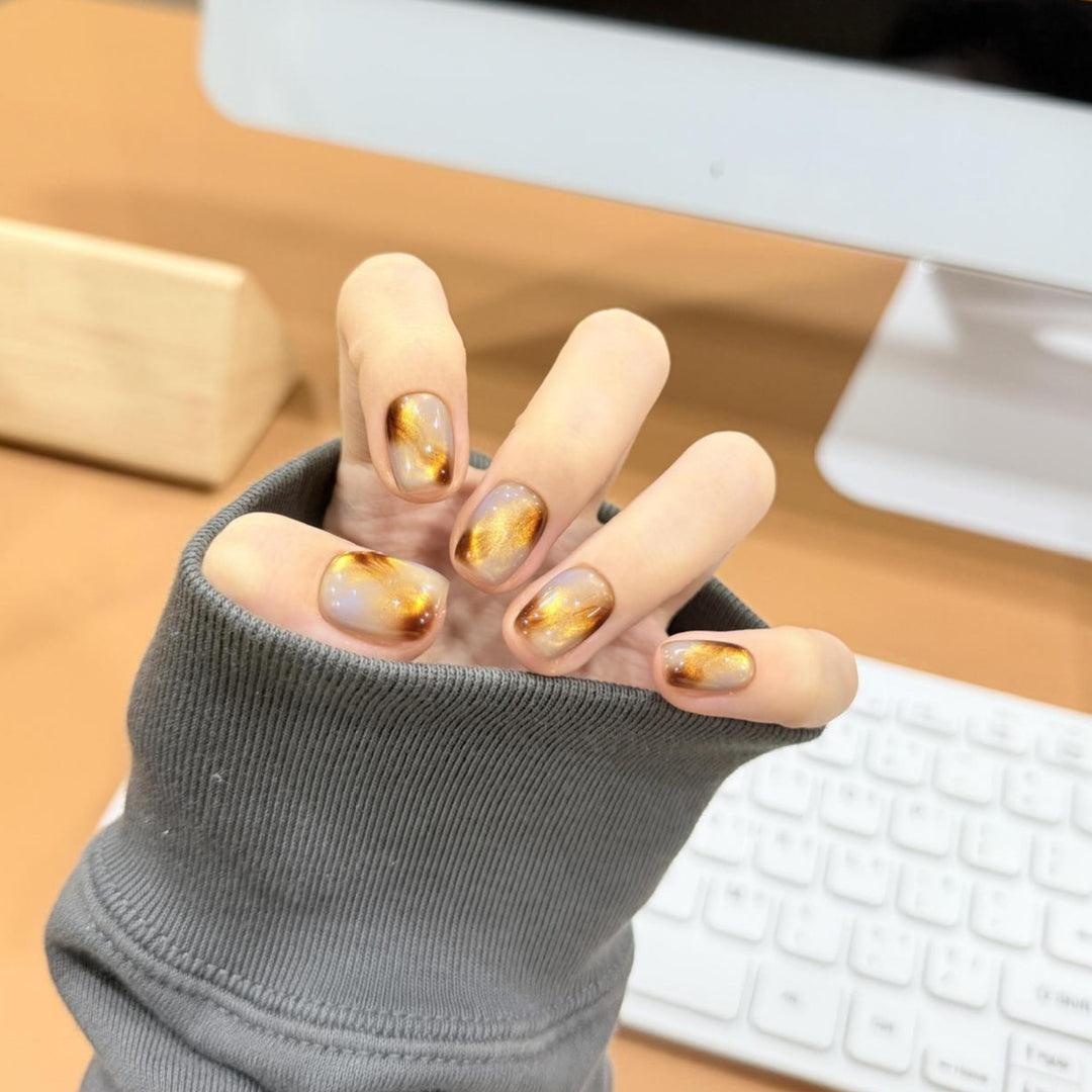 Kunstnägel mit Edlem Metallic-Design Karnz