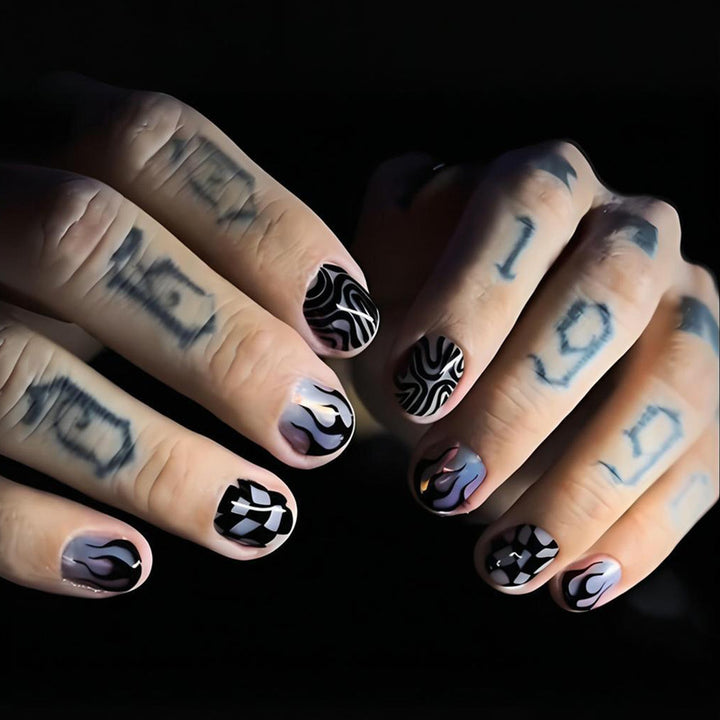 Kunstnagelset mit auffälligen geometrischen Motiven Karnz