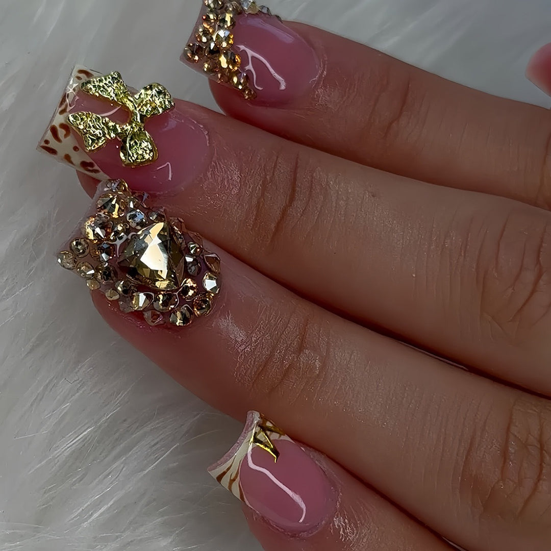 Dekorative Nagelkunst Verlängerungen Karnz