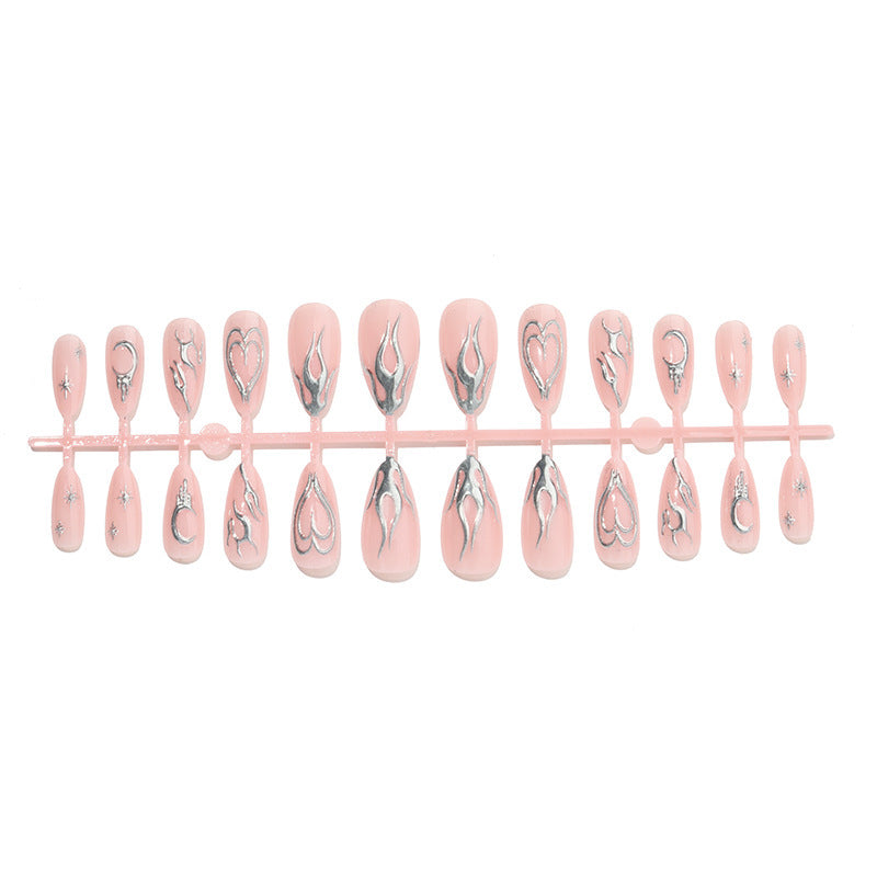 Glamouröses Kunstnagelset mit detaillierten Schmuckverzierungen Karnz