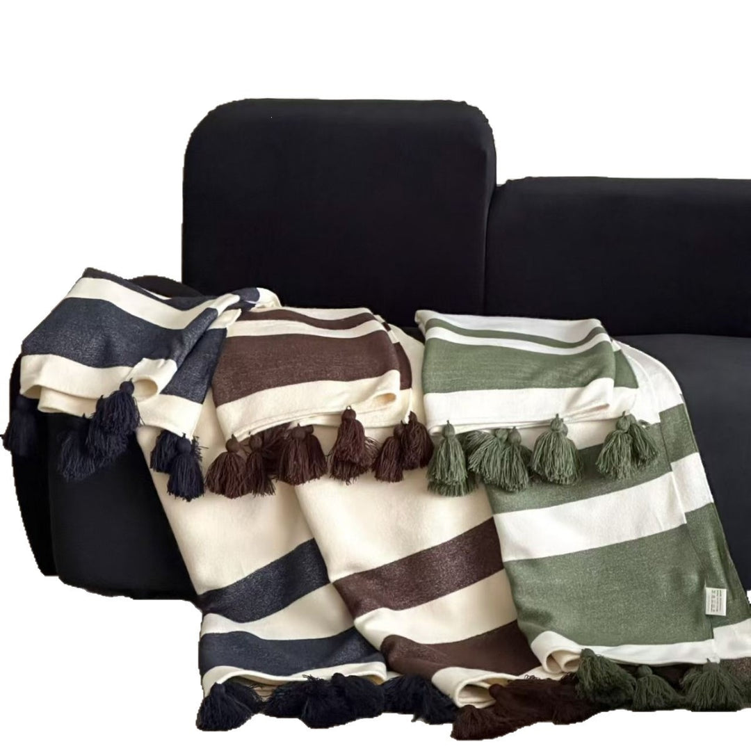 Weich gewebte Kuscheldecke mit Quasten und diagonalen Streifen