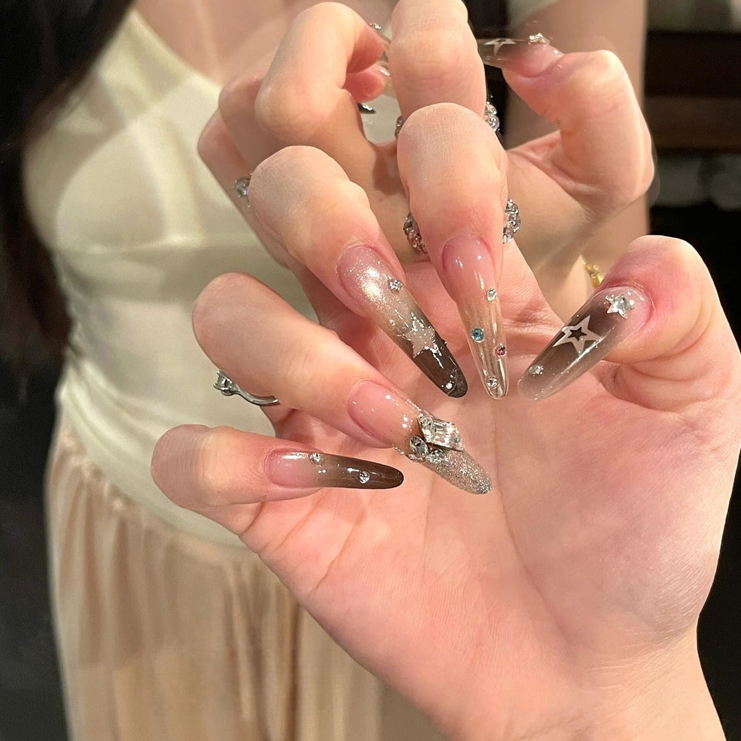 Glamouröse Kunstnägel mit Funkelnden Strass- und Sternendesigns Karnz