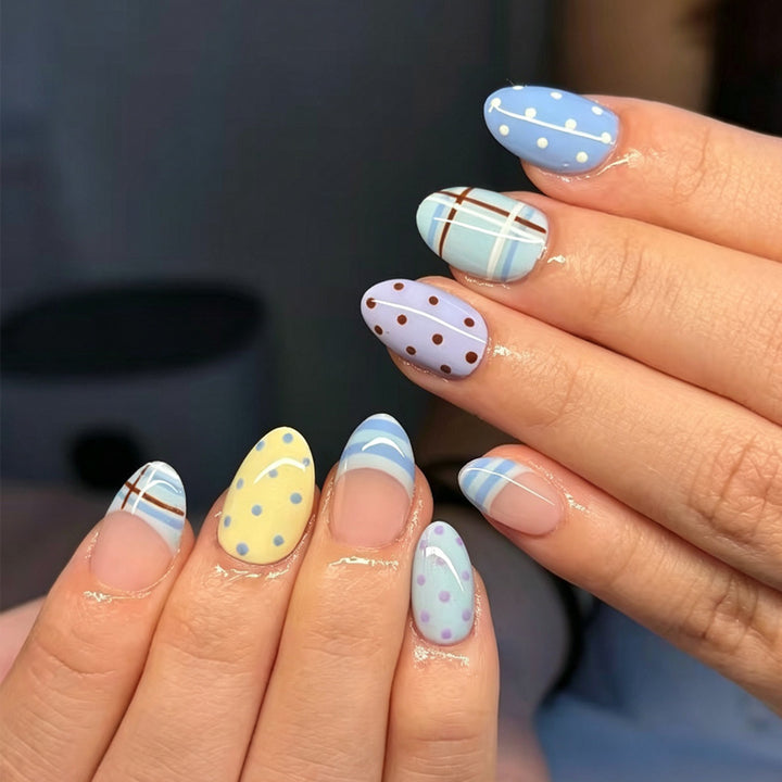 Kunstnagelset mit bunten Mustern Karnz