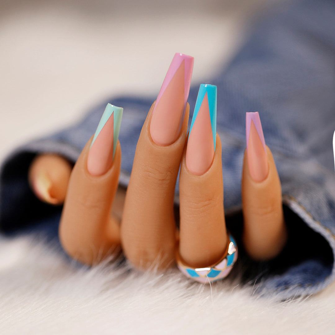 Nagelkunst mit Herz- und Lippenmotiven Karnz