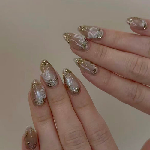 Elegante Kunstnägel mit Marmor- und Goldakzenten Karnz