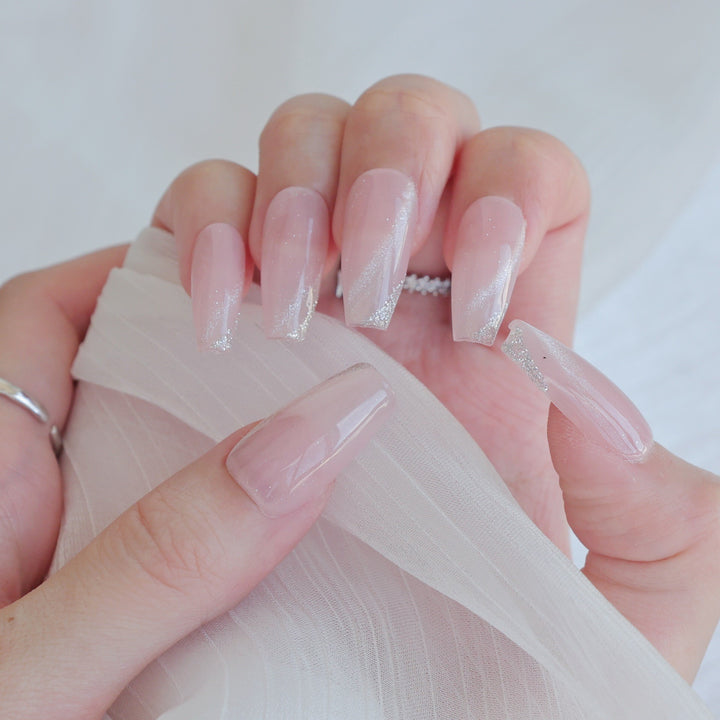 Elegantes Acryl Press-On-Nagelset mit Glitzerakzent